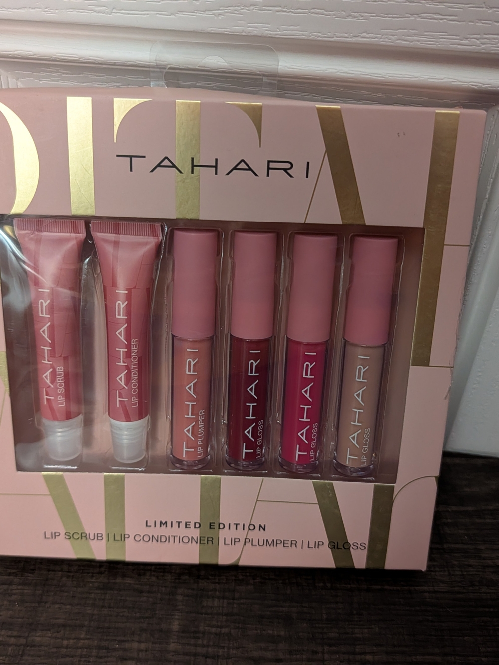 TAHARI Limited Edition Lip Scrub, Conditioner, Plumper & Glosses Pink Lip Set
